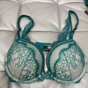 Victoria's Secret Women's push up bra  32C Brand New